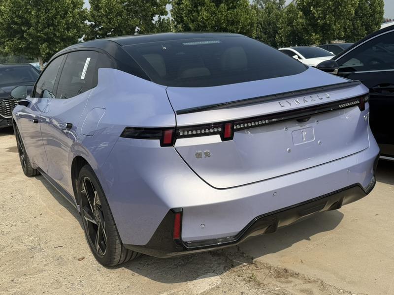 Lynk & Co 07 EM-P Hybrid, 2025 — фото 4 из 10