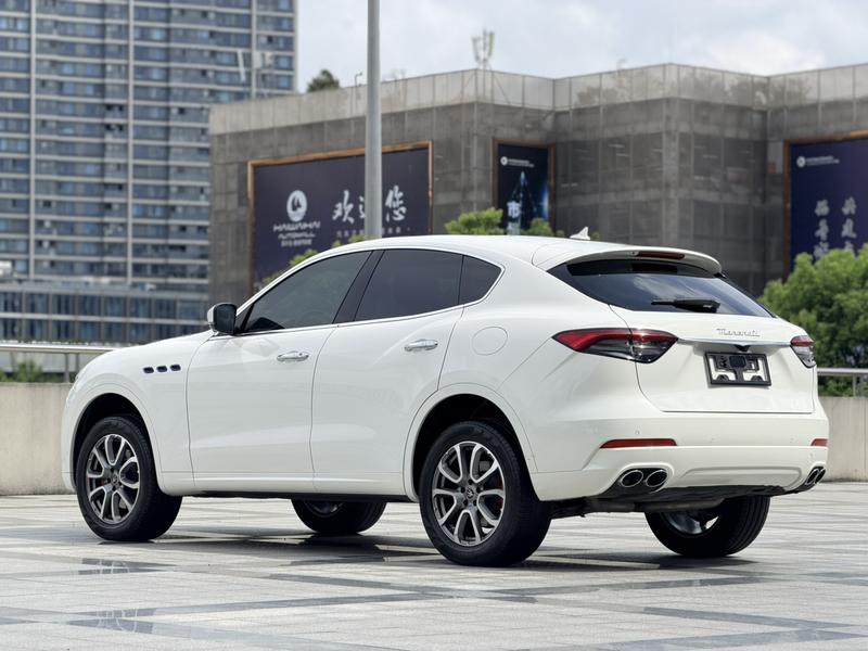 Maserati Levante, 2023 — фото 4 из 11