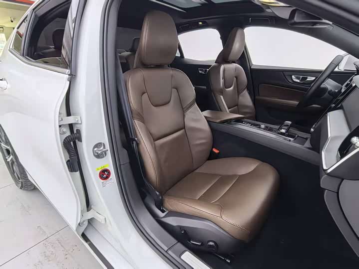Volvo S60, 2023 — фото 8 из 9