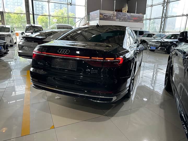 Audi A8, 2023 — фото 6 из 9