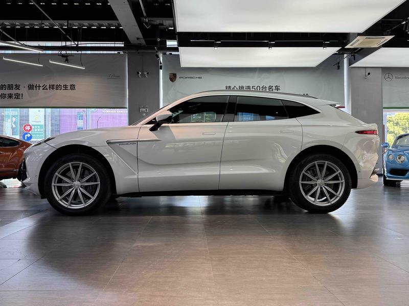 Aston Martin DBX, 2022 — фото 4 из 12