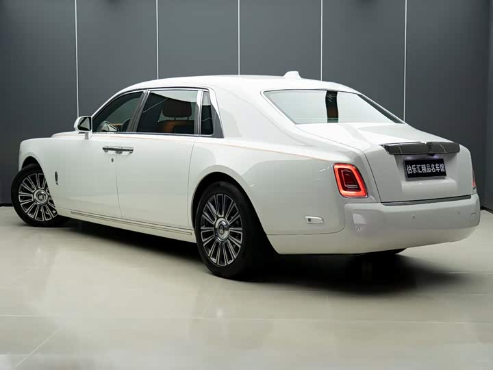 Rolls-Royce Phantom, 2022 — фото 4 из 9