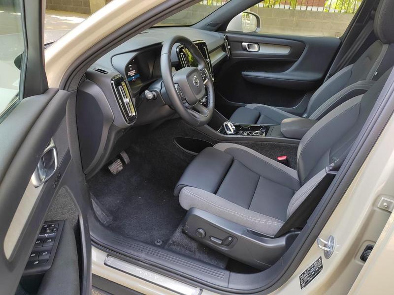 Volvo XC40, 2024 — фото 7 из 10