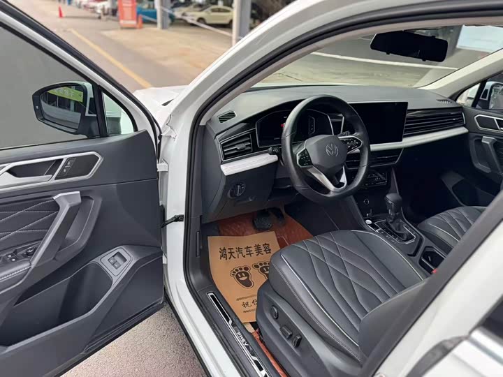 Volkswagen Tiguan L Hybrid, 2023 — фото 4 из 9