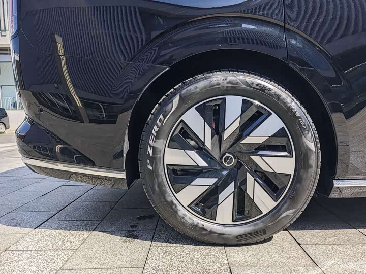 Volvo EM90, 2023 — фото 2 из 9
