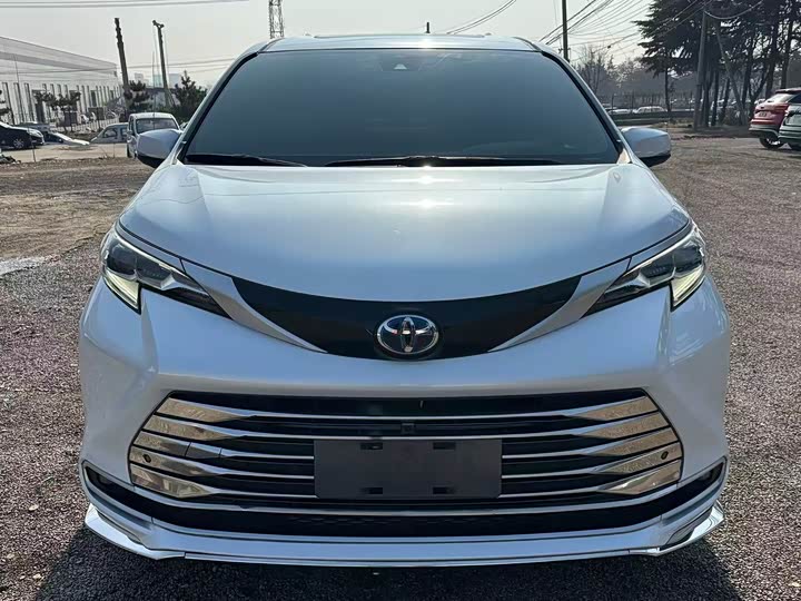 Toyota Sienna, 2023 — фото 2 из 7