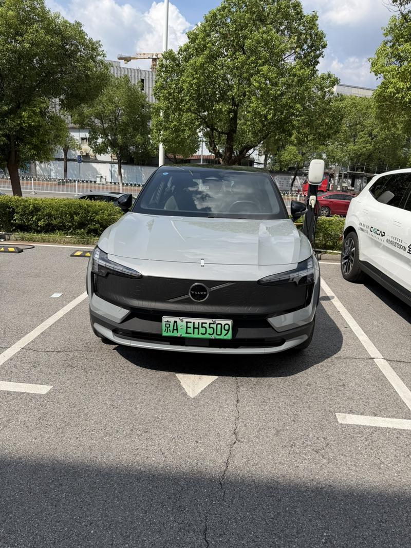 Volvo EX30, 2025 — фото 2 из 6