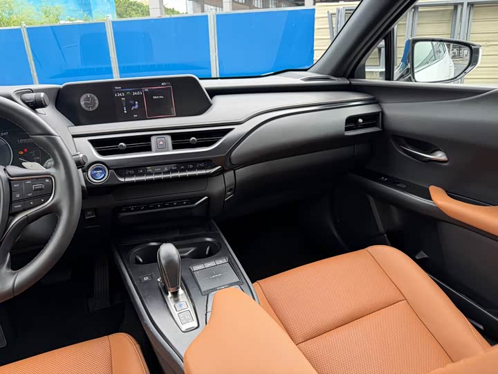 Lexus UX Hybrid, 2022 — фото 8 из 9
