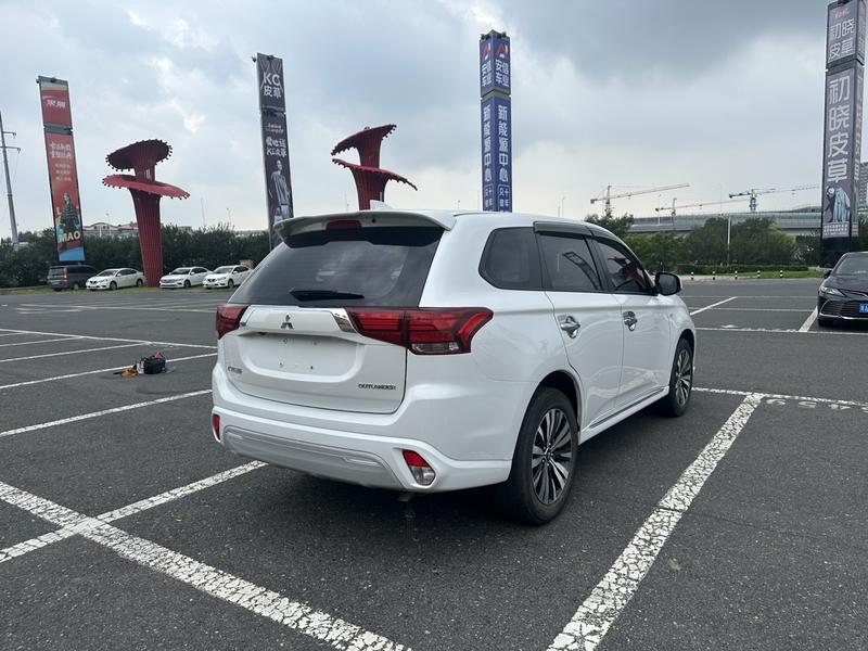 Mitsubishi Outlander, 2022 — фото 6 из 12