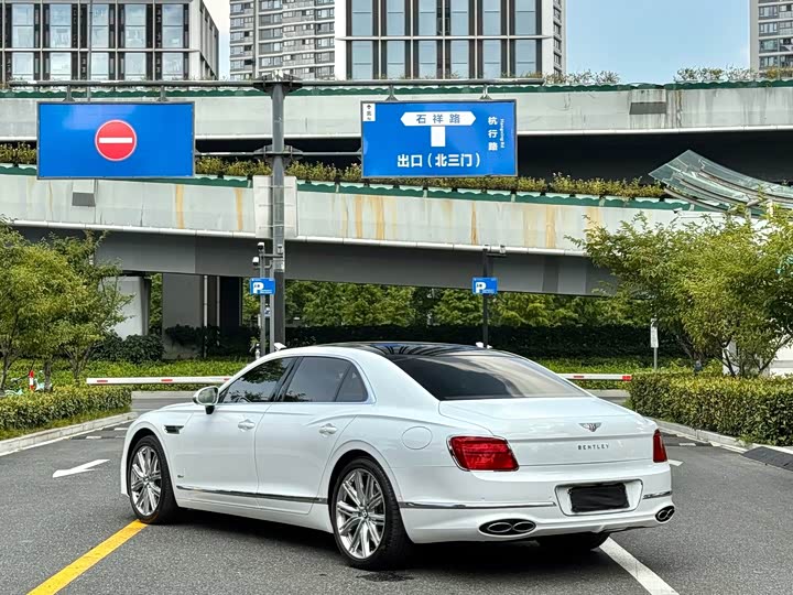 Bentley Flying Spur Hybrid, 2022 — фото 9 из 9