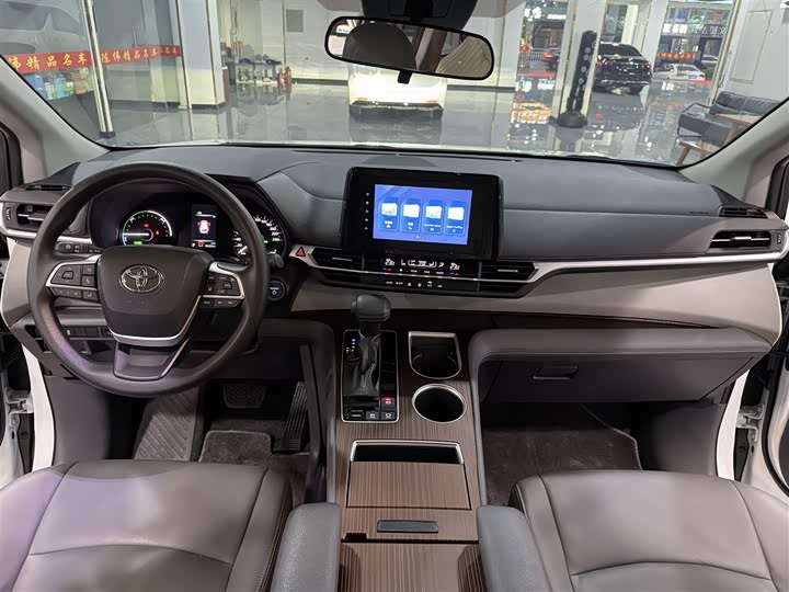 Toyota Sienna, 2023 — фото 7 из 9