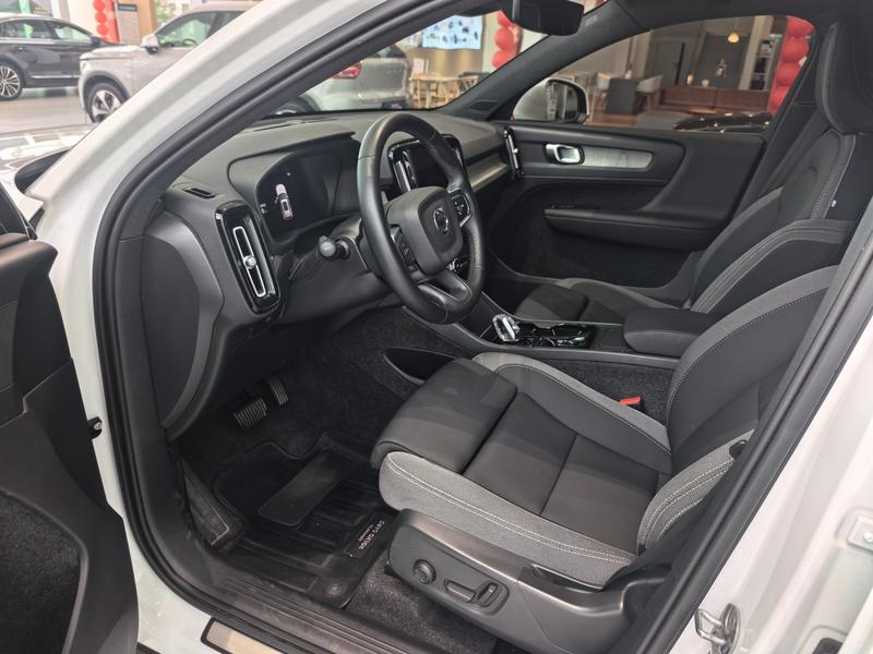 Volvo XC40, 2023 — фото 12 из 12