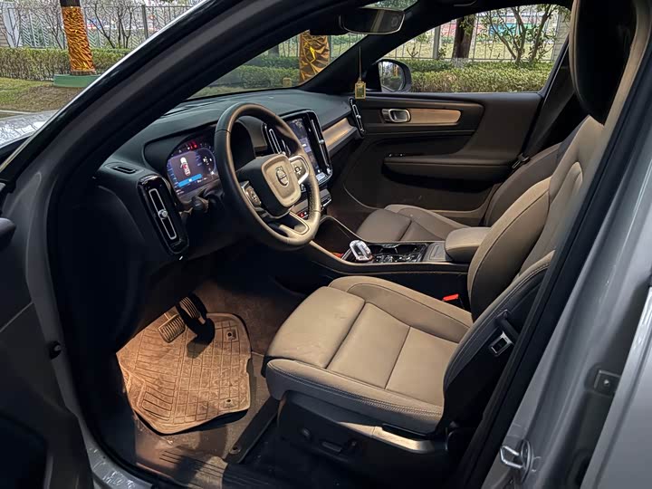 Volvo XC40, 2023 — фото 2 из 5