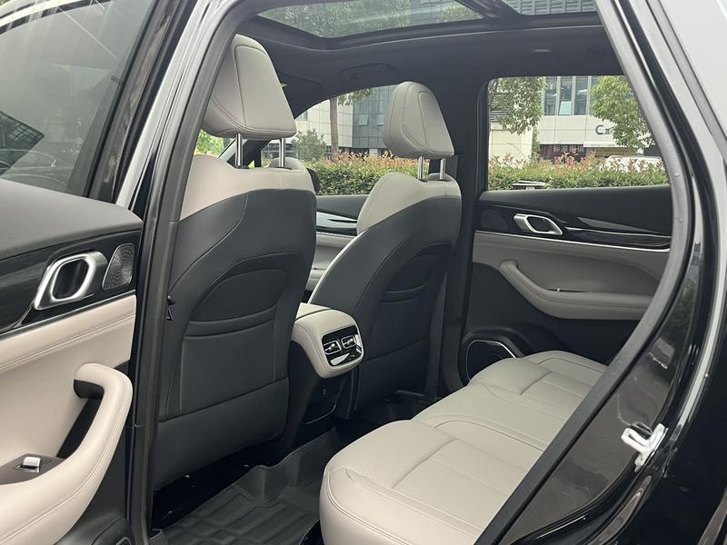 Geely Atlas L, 2026 — фото 10 из 11