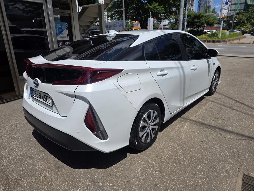 Toyota Prius, 2022 — фото 4 из 12
