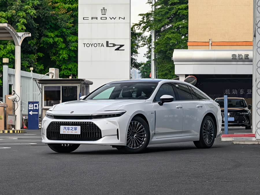 Toyota Crown Sedan, 2026 — купить в Туле под ключ