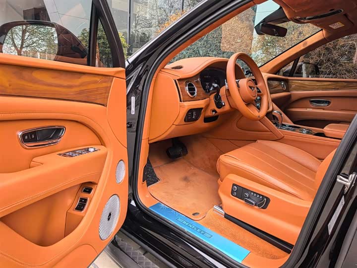 Bentley Bentayga, 2022 — фото 4 из 9