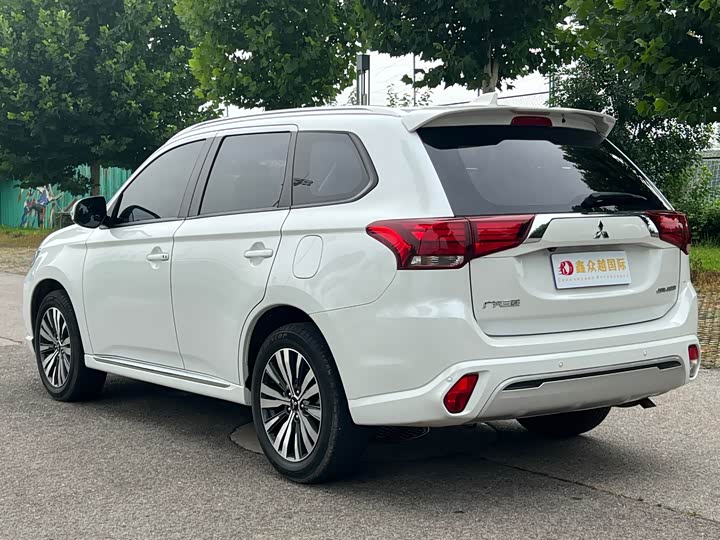 Mitsubishi Outlander, 2023 — фото 6 из 9