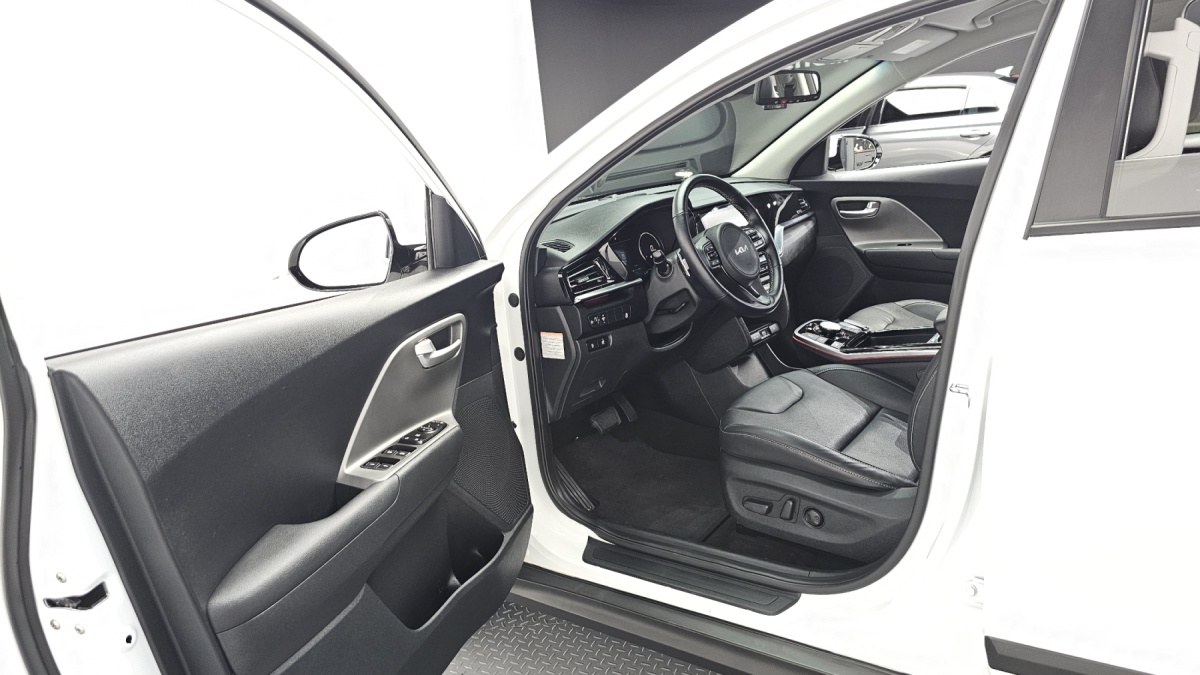 Kia Niro, 2023 — фото 10 из 12