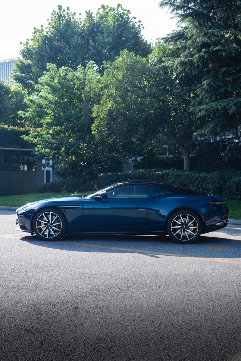 Aston Martin DB11, 2021 — фото 4 из 12