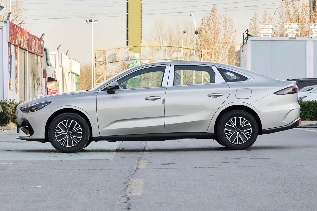 Geely Galaxy L6, 2026 — фото 4 из 12