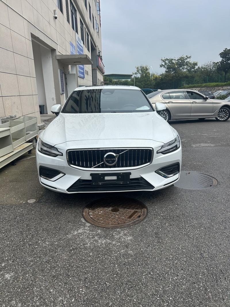 Volvo S60, 2023 — фото 2 из 9