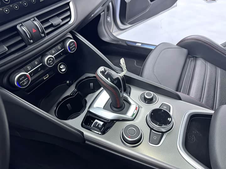 Alfa Romeo Giulia, 2023 — фото 6 из 9