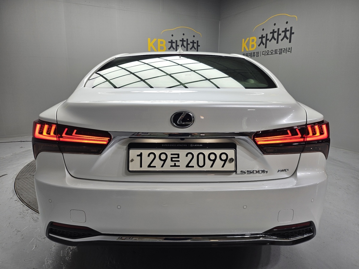 Lexus LS, 2022 — фото 6 из 12