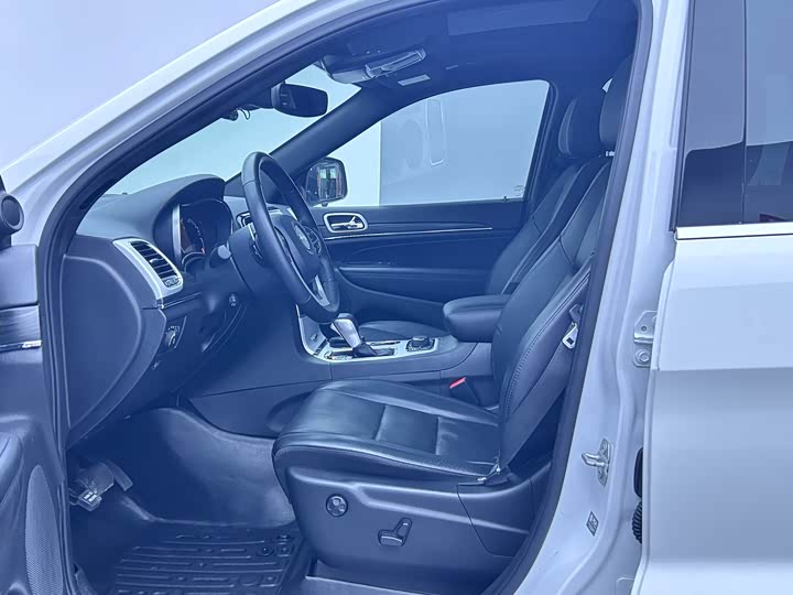 Jeep Grand Cherokee, 2023 — фото 8 из 9