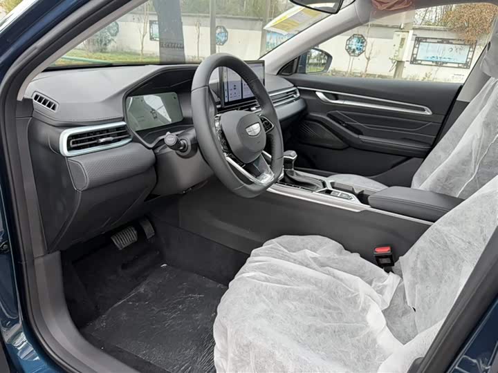 Geely Emgrand, 2025 — фото 7 из 9