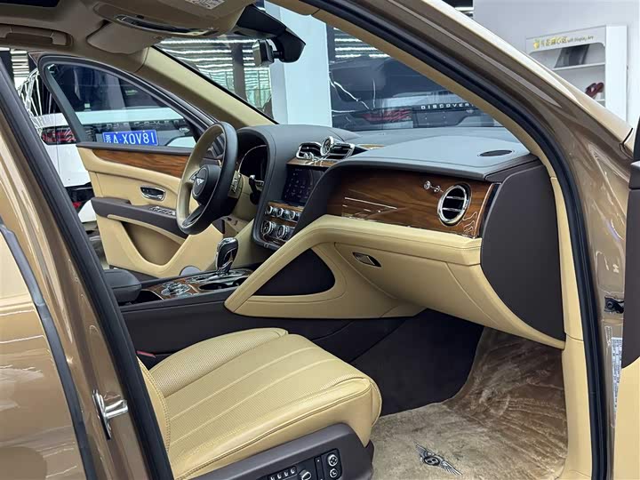 Bentley Bentayga Hybrid, 2022 — фото 8 из 9