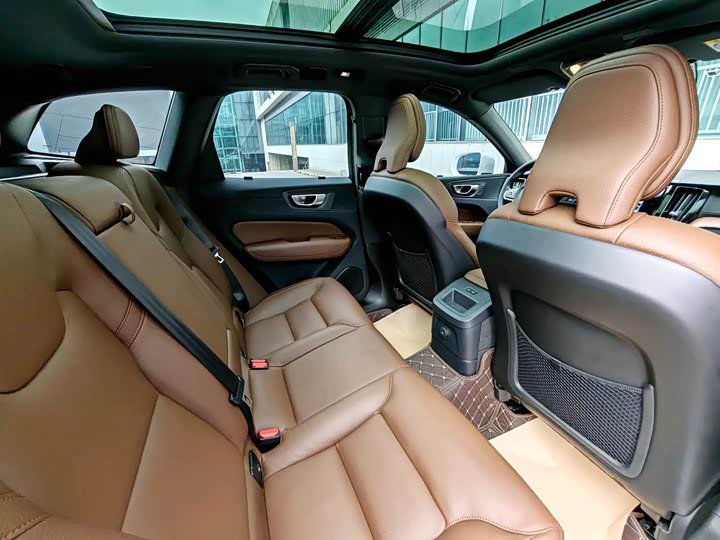 Volvo XC60 Hybrid, 2023 — фото 7 из 9