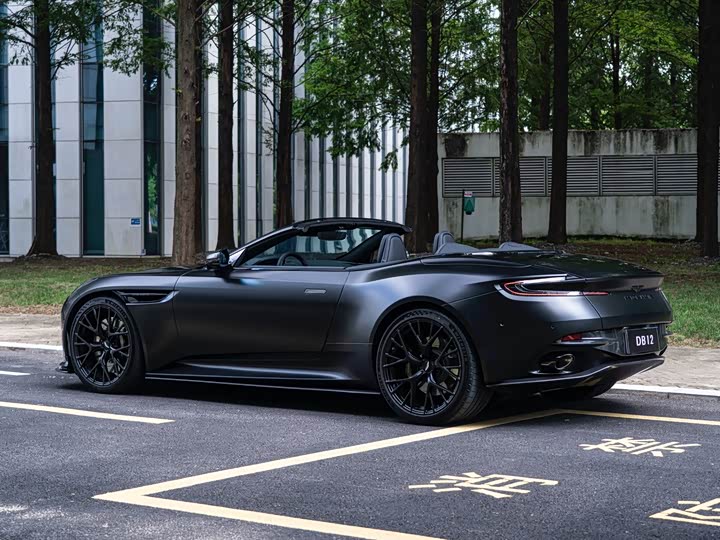 Aston Martin DB12, 2025 — фото 8 из 9