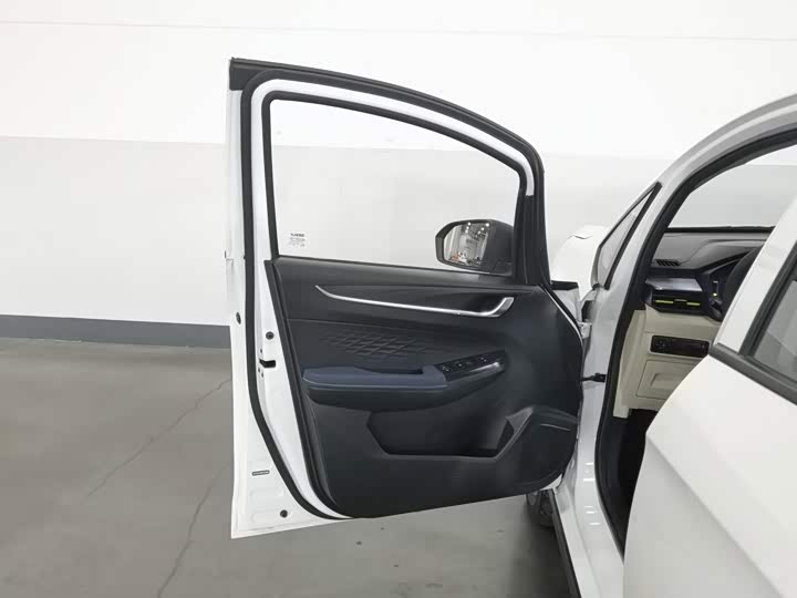 Geely Geometry EX3, 2022 — фото 8 из 9
