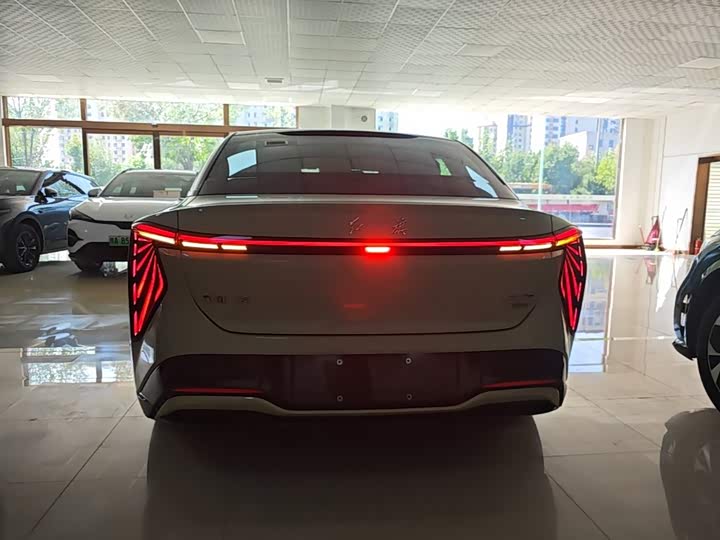 Hongqi EH7, 2024 — фото 6 из 9