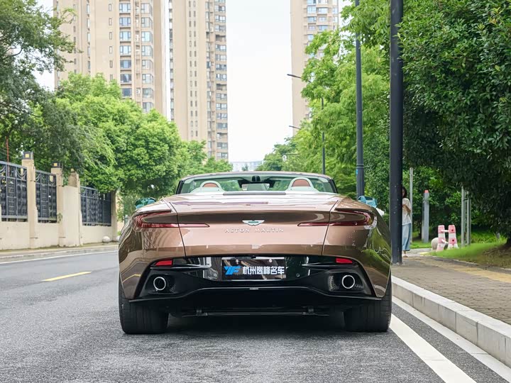 Aston Martin DB12, 2025 — фото 8 из 9