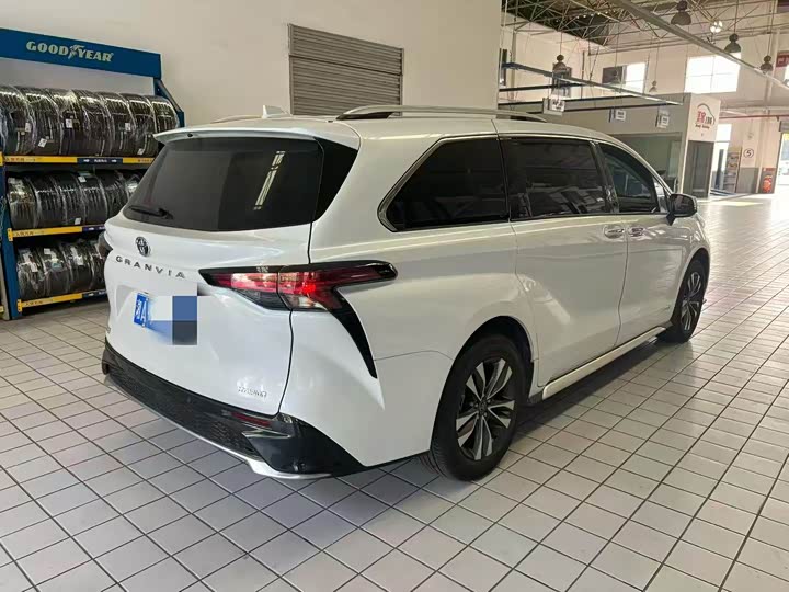 Toyota Granvia, 2023 — фото 4 из 9