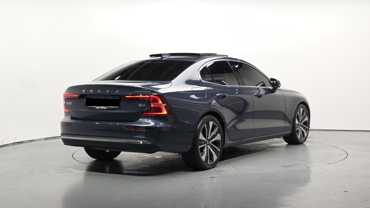 Volvo S60, 2023 — фото 2 из 12