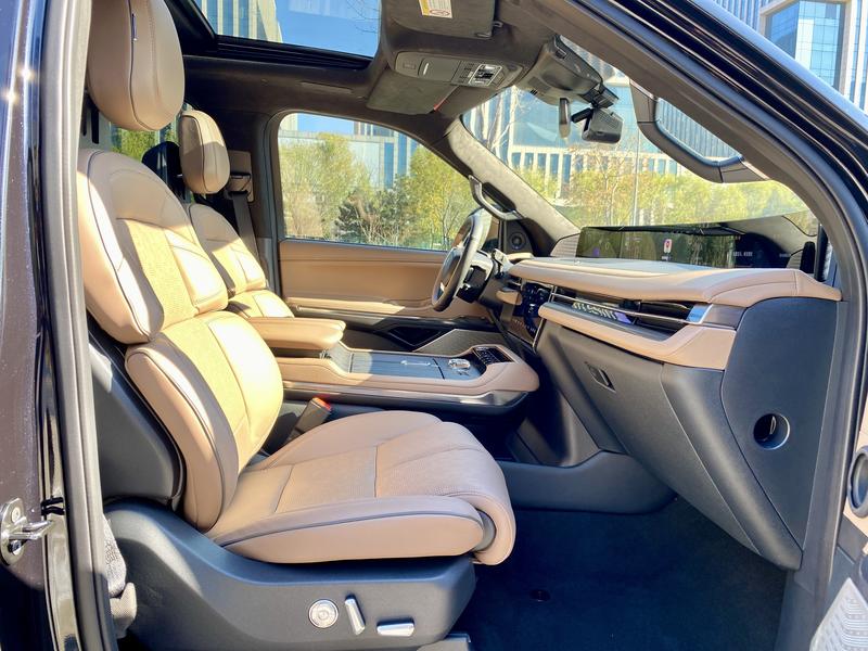 Lincoln Navigator, 2025 — фото 10 из 12