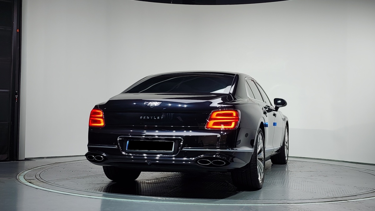 Bentley Flying Spur, 2022 — фото 4 из 12