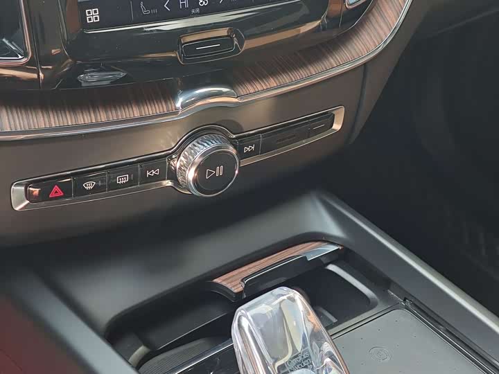 Volvo XC60 Hybrid, 2023 — фото 5 из 9