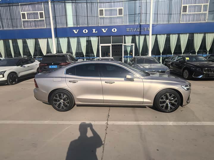 Volvo S60, 2023 — фото 3 из 9