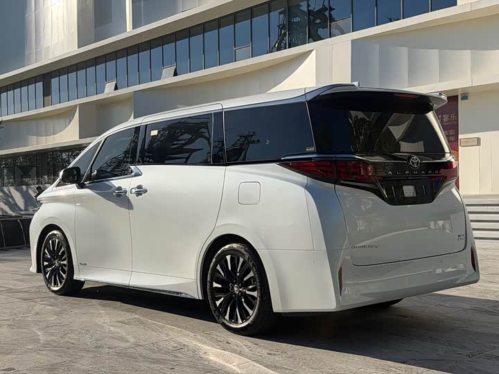Toyota Alphard, 2025 — фото 7 из 9