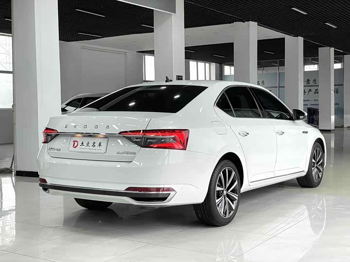 Skoda Superb, 2023 — фото 6 из 9