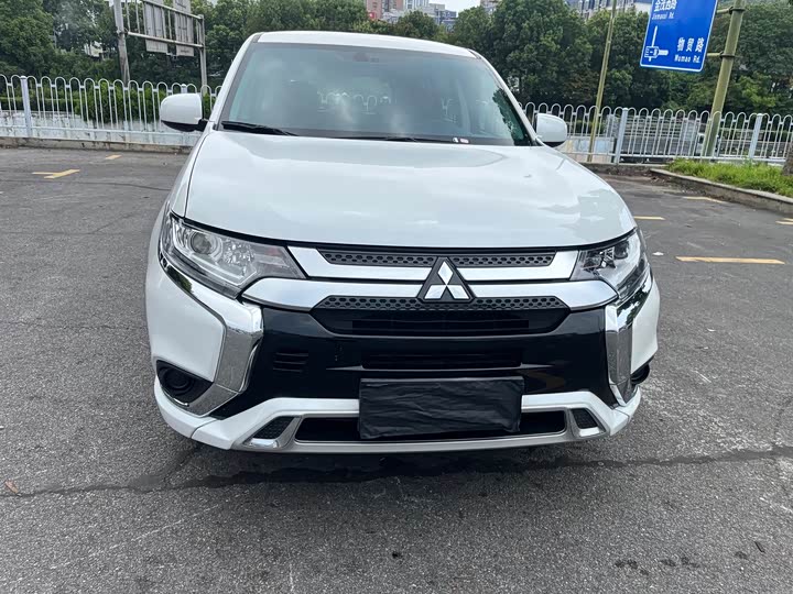 Mitsubishi Outlander, 2023 — фото 2 из 9