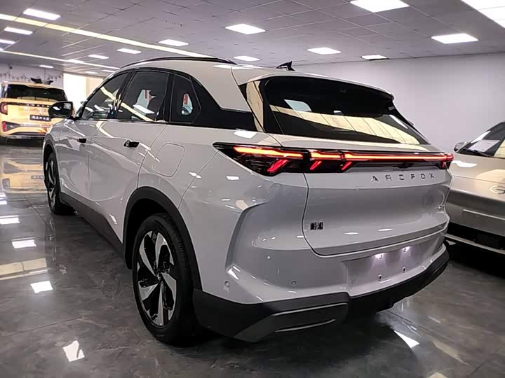 BAIC Arcfox Alpha T5, 2026 — фото 5 из 9