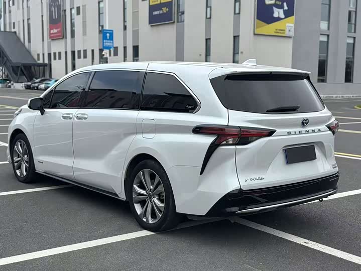 Toyota Sienna, 2023 — фото 7 из 9