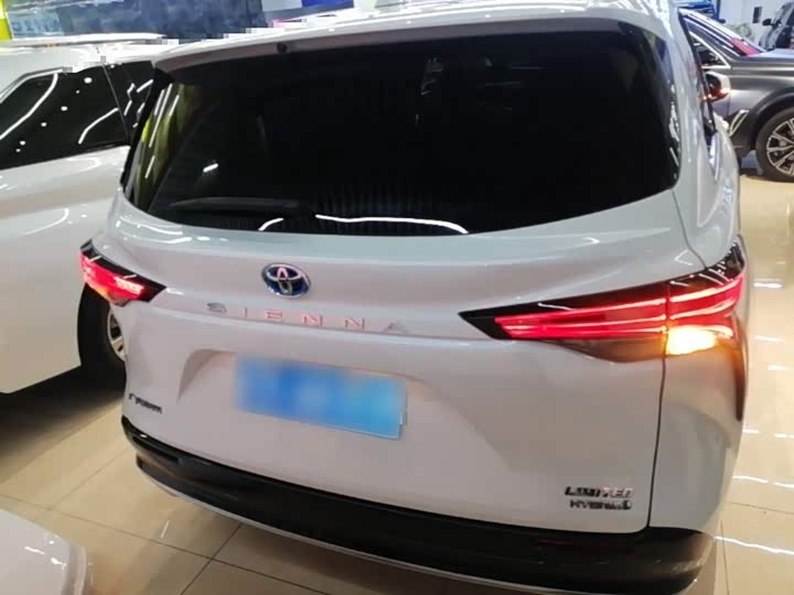 Toyota Sienna, 2023 — фото 6 из 9
