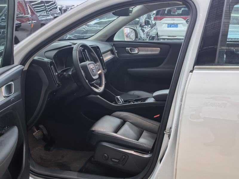 Volvo XC40, 2024 — фото 8 из 10