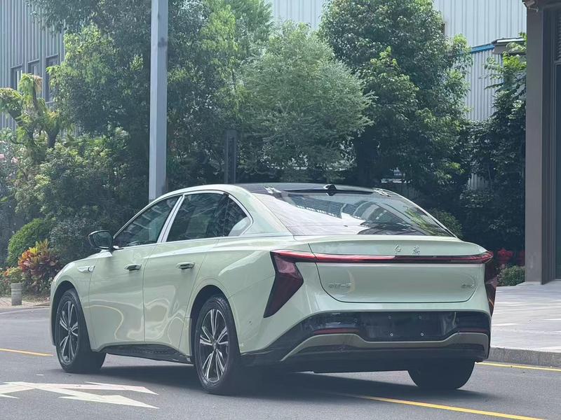 Hongqi EH7, 2026 — фото 4 из 11